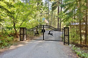 Property grounds - Wooded Family Getaway ,Hot Tub, Trails, Fire Pit (Ronald)