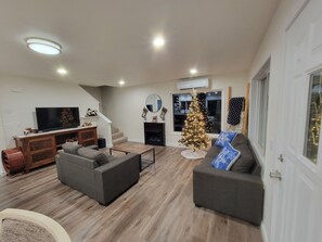 Smart TV, fireplace, foosball, table tennis - Wooded Family Getaway ,Hot Tub, Trails, Fire Pit (Ronald)