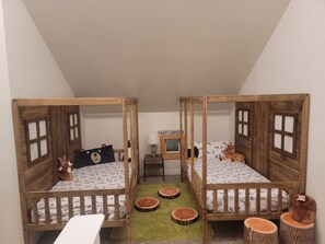 4 bedrooms, iron/ironing board, travel cot, free WiFi - Wooded Family Getaway ,Hot Tub, Trails, Fire Pit (Ronald)