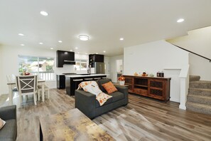 Smart TV, fireplace, table football, ping pong - Wooded Family Getaway ,Hot Tub, Trails, Fire Pit (Ronald)