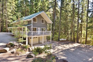 Exterior - Wooded Family Getaway ,Hot Tub, Trails, Fire Pit (Ronald)