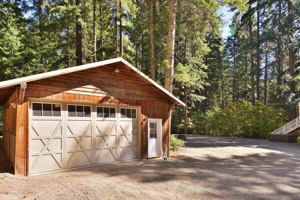 Exterior - Wooded Family Getaway ,Hot Tub, Trails, Fire Pit (Ronald)