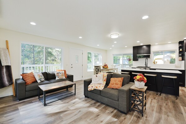 Smart TV, fireplace, foosball, table tennis - Wooded Family Getaway ,Hot Tub, Trails, Fire Pit (Ronald)