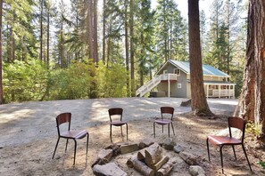 Property grounds - Wooded Family Getaway ,Hot Tub, Trails, Fire Pit (Ronald)