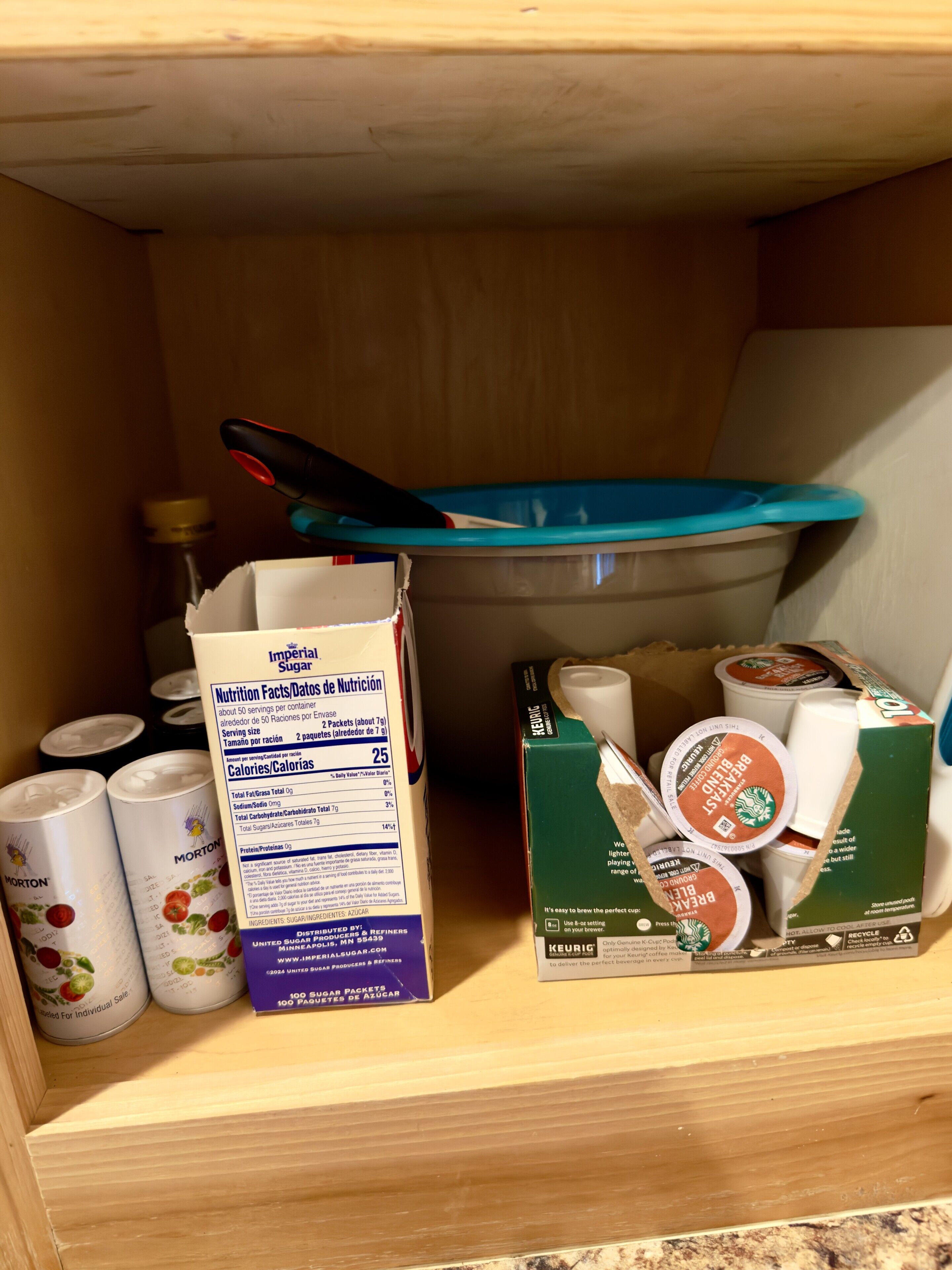 Keittiön kaapissa oli sokeripaketteja, kahvinkeitin ja pakkaus kahvikapseleita.