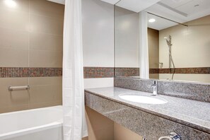 Hair dryer, towels - Blueground | Jaddaf Waterfront, pool, nr Dubai Creek (Dubai)