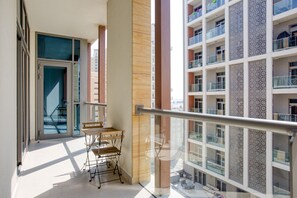 Property grounds - Blueground | Jaddaf Waterfront, pool, nr Dubai Creek (Dubai)