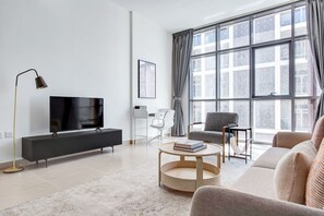 TV, stereo - Blueground | Jaddaf Waterfront, pool, nr Dubai Creek (Dubai)