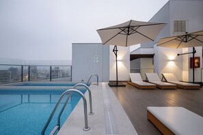 Pool - geko| Tembo _Loft, modern stay near the Malecon (Barranco)
