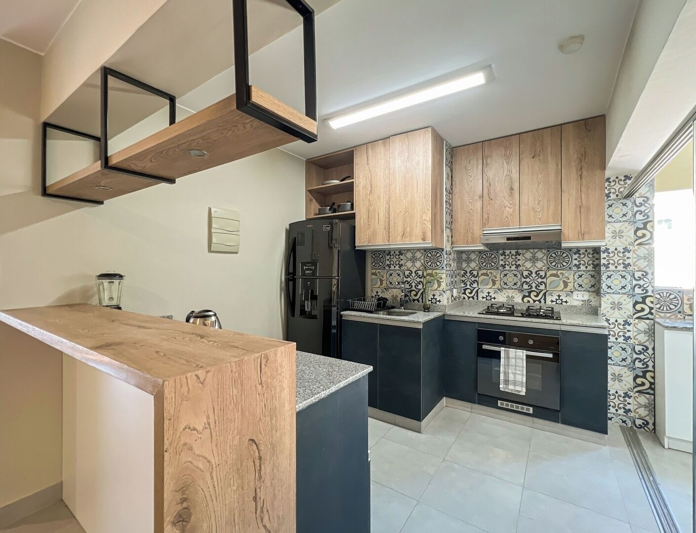 Kühlschrank, Mikrowelle, Wasserkocher mit Kaffee-/Teezubehör