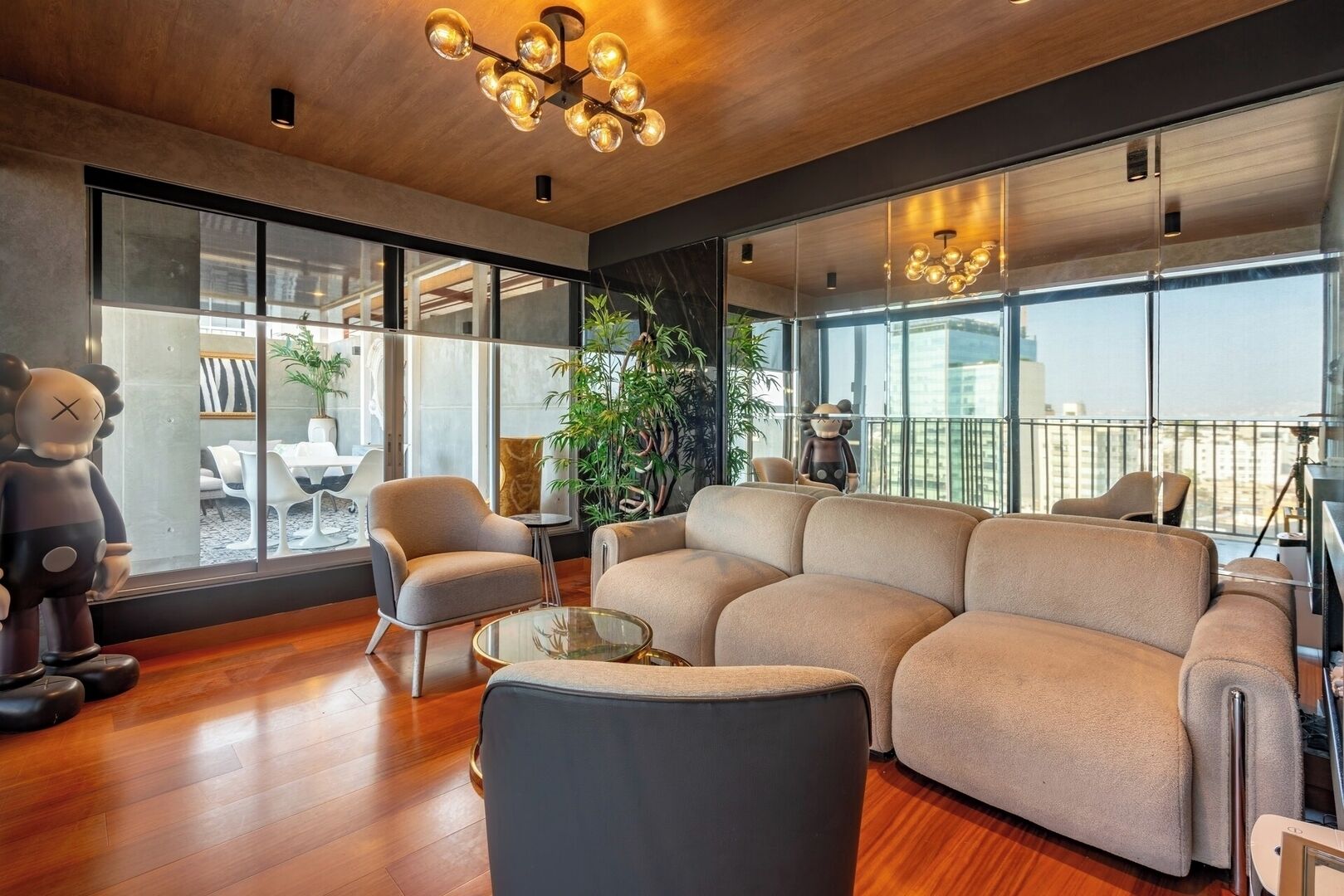 المنشأة من الداخل