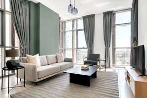 TV, stereo - Blueground | Jaddaf Waterfront, pool, nr Dubai Creek (Dubai)