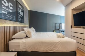 1 chambre, bureau, fer et planche à repasser, lit parapluie