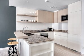 Fridge, microwave, oven, stovetop - Blueground | Jumeirah Village Circle, pool, nr Park (Dubai)