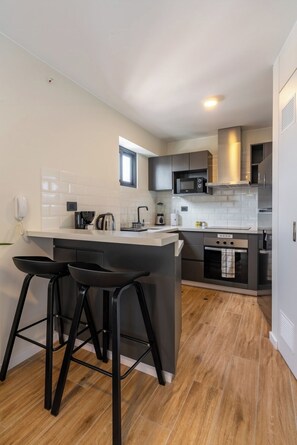 Fridge, microwave, oven, coffee/tea maker - geko| The Arbour _Loft apt in top business hub (San Isidro)