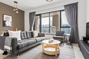 TV, stereo - Blueground | Burj Residence Phase I & II, pool, nr Burj Khalifa (Dubai)