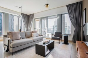 TV, stereo - Blueground | Burj Residence Phase I & II, pool, nr Burj Khalifa (Dubai)
