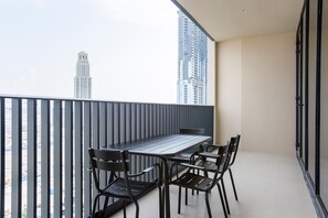 Outdoor dining - Blueground | Dubai Creek Harbour, pool, nr Creek (Dubai)