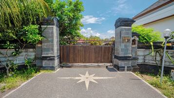 Vista frontal de la propiedad