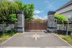 Vista frontal de la propiedad