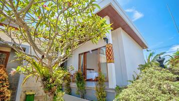 Vista frontal de la propiedad