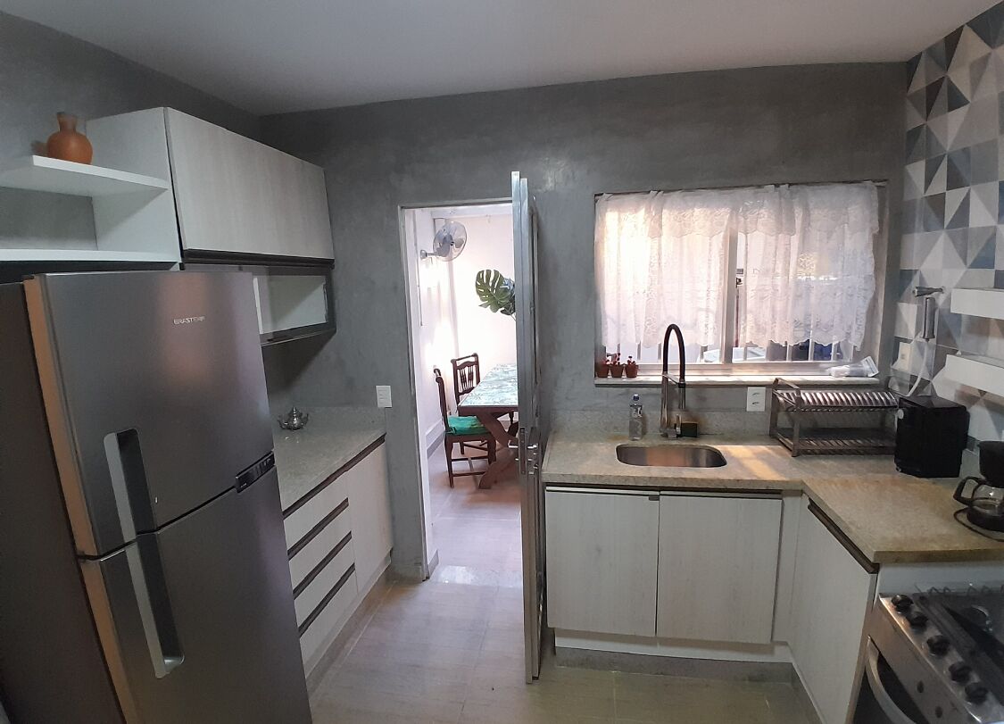 Refrigerador, parrilla de estufa, cafetera y tetera y licuadora 