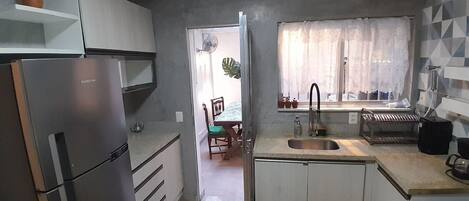 ثلاجة، موقد طهي مسطح، ماكينة لصنع القهوة/الشاي، خلاط