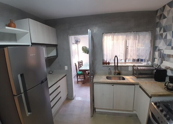 Een koelkast, een kookplaat, een koffiezetapparaat/waterkoker