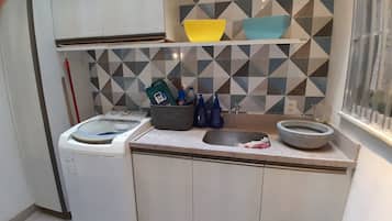 Geladeira, cooktop, cafeteira/chaleira, liquidificador