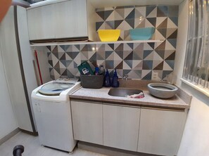 Geladeira, cooktop, cafeteira/chaleira, liquidificador