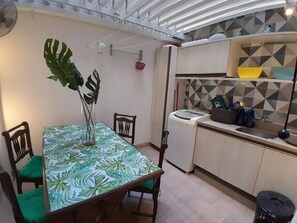 Geladeira, cooktop, cafeteira/chaleira, liquidificador