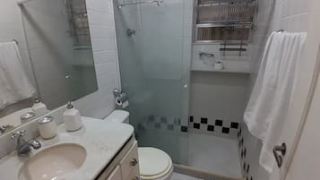 Toalhas de banho, sabonete, papel higiênico