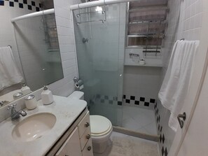 Toalhas de banho, sabonete, papel higiênico 