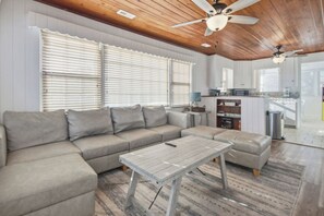 TV - Walk to the Ocean • Beach Access • Furnished Deck (North Myrtle Beach)