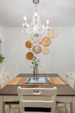 Dining - Quaint 2-bedroom cottage in Seattle (Seattle)