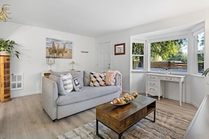 Smart TV - Quaint 2-bedroom cottage in Seattle (Seattle)