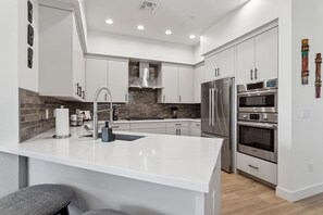 Jääkaappi, mikroaaltouuni, uuni, liesi