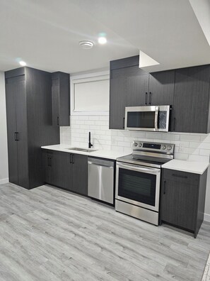 Private kitchen - Cozy on 516! Cozy & Comfy 1 bedrm basement suite, Close to Calgary Int'l Airport (Airdrie)