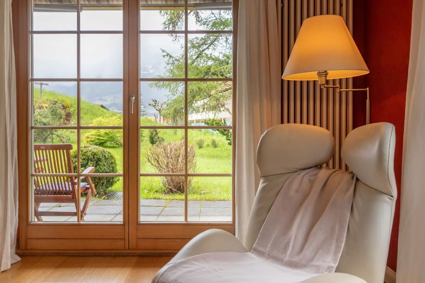 Smart TV, DVD player, books