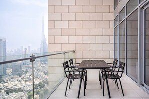 Outdoor dining - Blueground | DIFC, pool, nr Dubai Mall (Dubai)