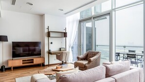 TV, stereo - Blueground | DIFC, pool, nr Dubai Mall (Dubai)