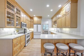 Kjøleskap, mikrobølgeovn, ovn og kokeplater