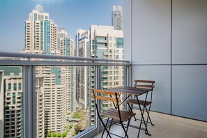Outdoor dining - Blueground | Burj Residence Phase I & II, pool, nr Burj Khalifa (Dubai)