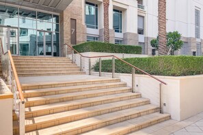 Exterior detail - Blueground | Burj Residence Phase I & II, pool, nr Burj Khalifa (Dubai)