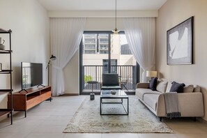 TV, stereo - Blueground | Dubai Hills Estate, pool, nr park (Dubai)