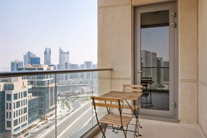 Outdoor dining - Blueground | South Ridge, pool, nr City Park (Dubai)