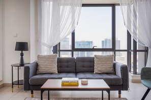 TV, stereo - Blueground | South Ridge, pool, nr City Park (Dubai)