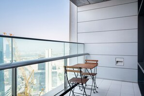 Outdoor dining - Blueground | DIFC, pool, nr Dubai Mall (Dubai)