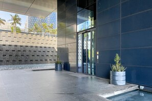 Exterior detail - Blueground | DIFC, pool, nr Dubai Mall (Dubai)