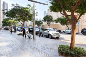 Property grounds - Blueground | Downtown Dubai, pool, nr Burj Khalifa (Dubai)